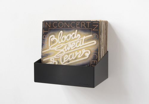 Étagère vinyle noire avec disques vinyles 33 tours suspendu au mur