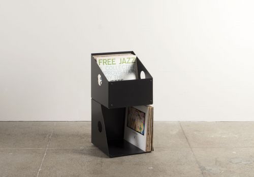 Boîte rangement vinyle sur pied en métal noir avec disques vinyles 33 tours, meuble vinyle 2 niveaux